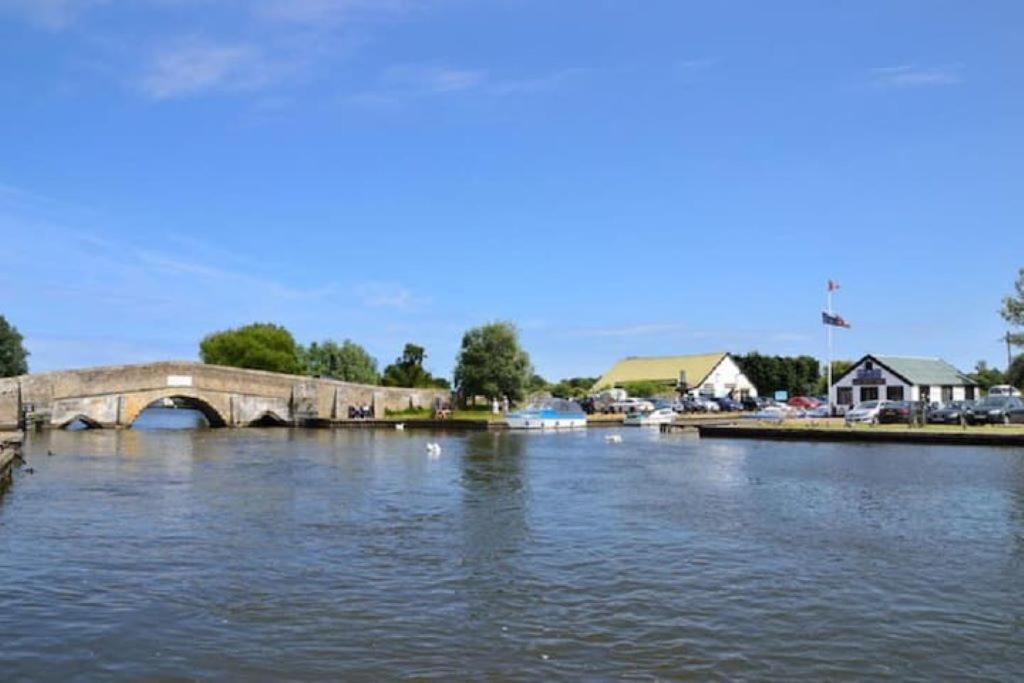 Beautifully Appointed 2 Storey Chalet With Access To Outdoor Swimming Pool - 5 Minute Stroll To Miles Of Sandy Beach - Near To The Norfolk Broads & Great Yarmouth Scratby المظهر الخارجي الصورة